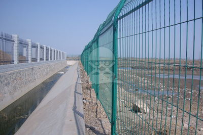 提供pe包塑围网价格查询公路园林体育场球场围网厂家YQL-D25803