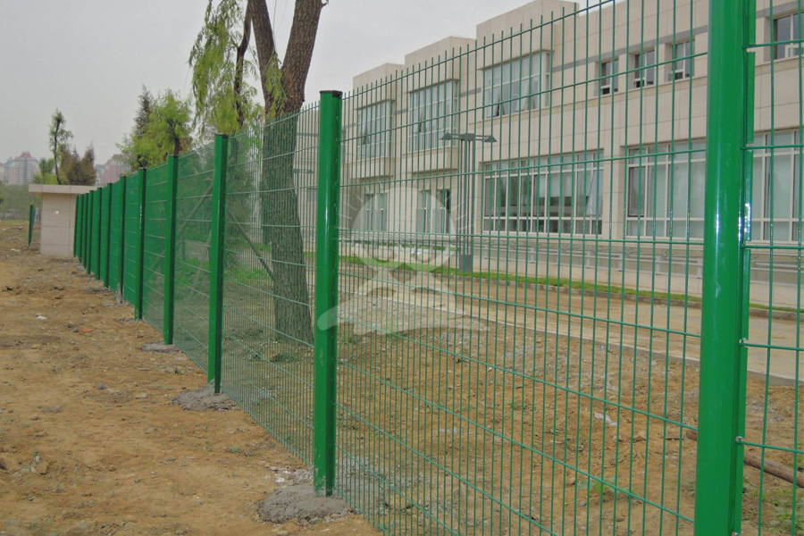 英奇利提供pe包塑围网价格查询公路园林体育场球场围网厂家YQL-D25811.jpg