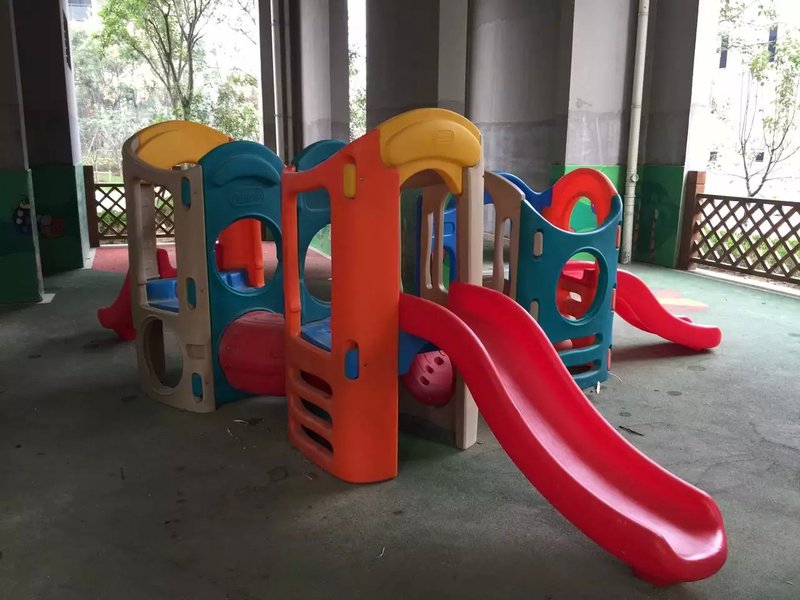 全塑料滑滑梯