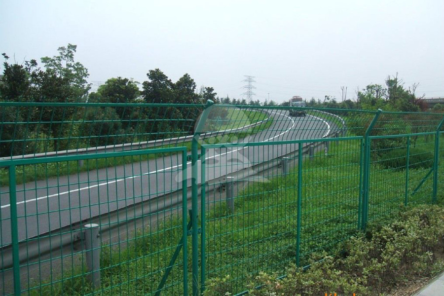 英奇利提供pe包塑围网价格查询公路园林体育场球场围网厂家YQL-D25802.jpg