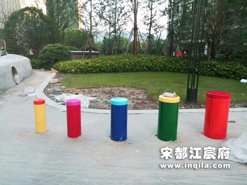 浙江杭州富阳区江宸府小区彩色立柱施工现场