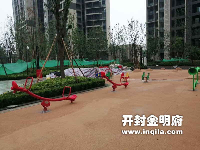 河南开封金明府小区传声筒跷跷板儿童摇摇乐施工现场