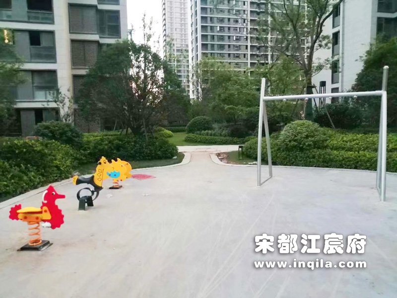 浙江杭州富阳区江宸府小区弹簧摇摇乐儿童秋千施工现场