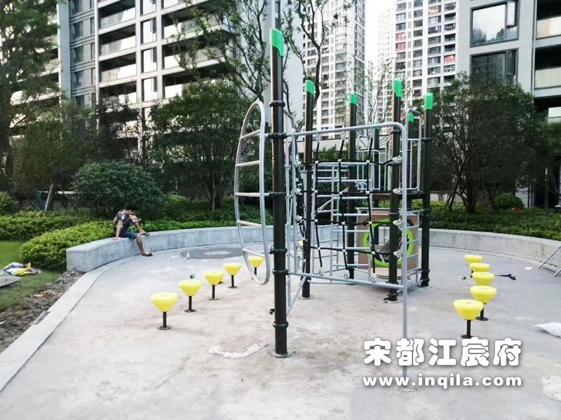 浙江杭州富阳区江宸府小区儿童攀爬架组合施工现场