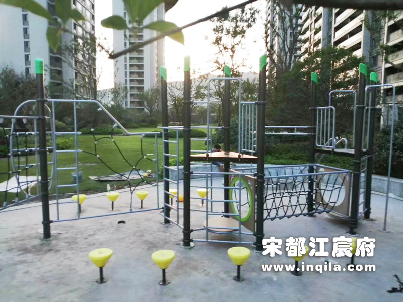 浙江杭州富阳区江宸府小区儿童攀爬架组合施工现场