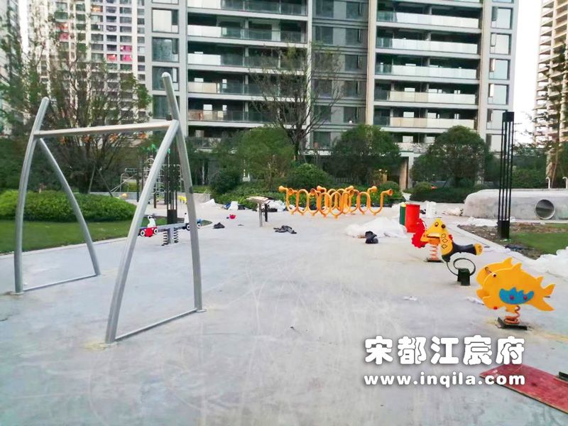 浙江杭州富阳区江宸府小区传声筒儿童摇摇乐秋千施工现场
