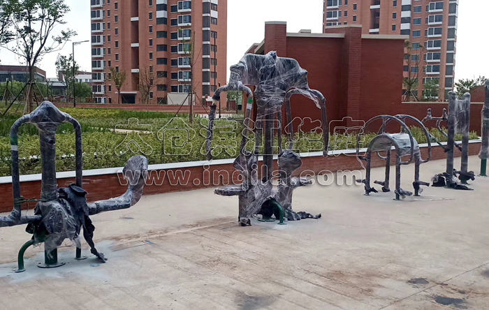 江苏太仓滨江华庭小区户外健身器材施工现场