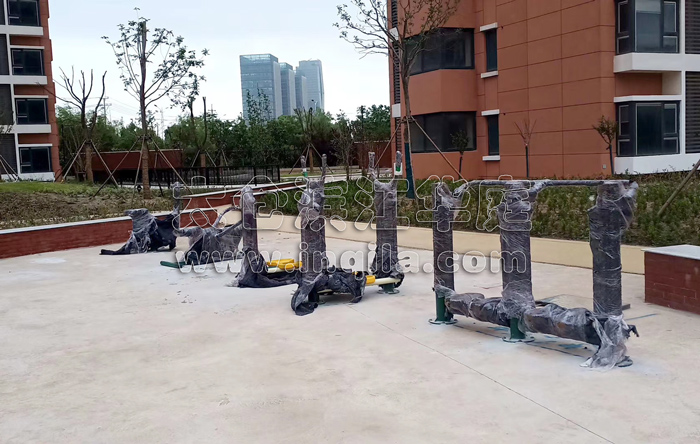 江苏太仓滨江华庭小区户外健身器材施工现场