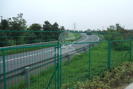 提供pe包塑围网价格查询公路园林体育场球场围网厂家YQL-D25802