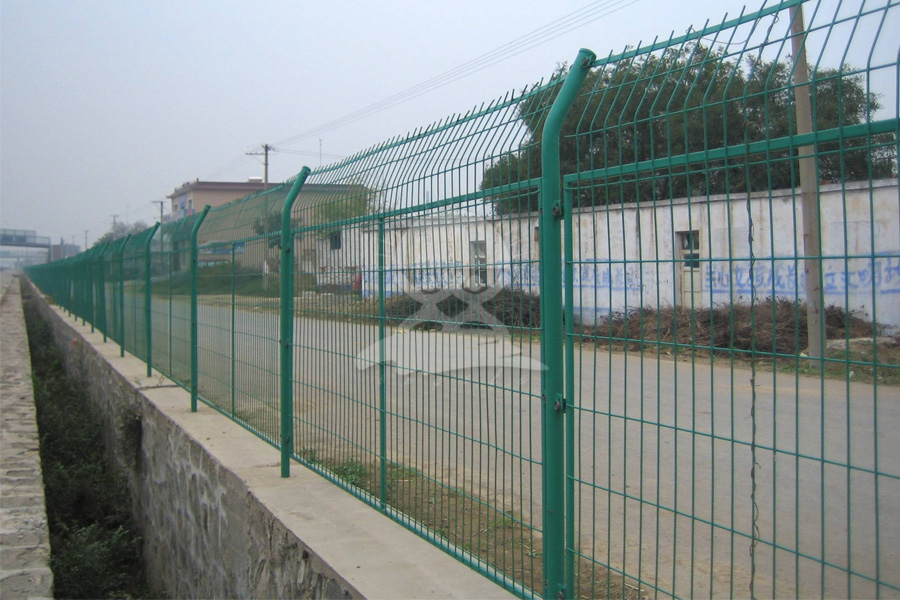 英奇利提供pe包塑围网价格查询公路园林体育场球场围网厂家YQL-D25810.jpg